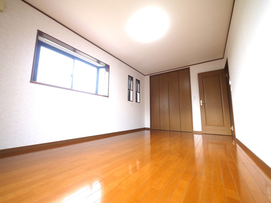 朝日がやさしく差し込む9.7帖のベッドルームには大容量のウォークインクローゼットをご用意。