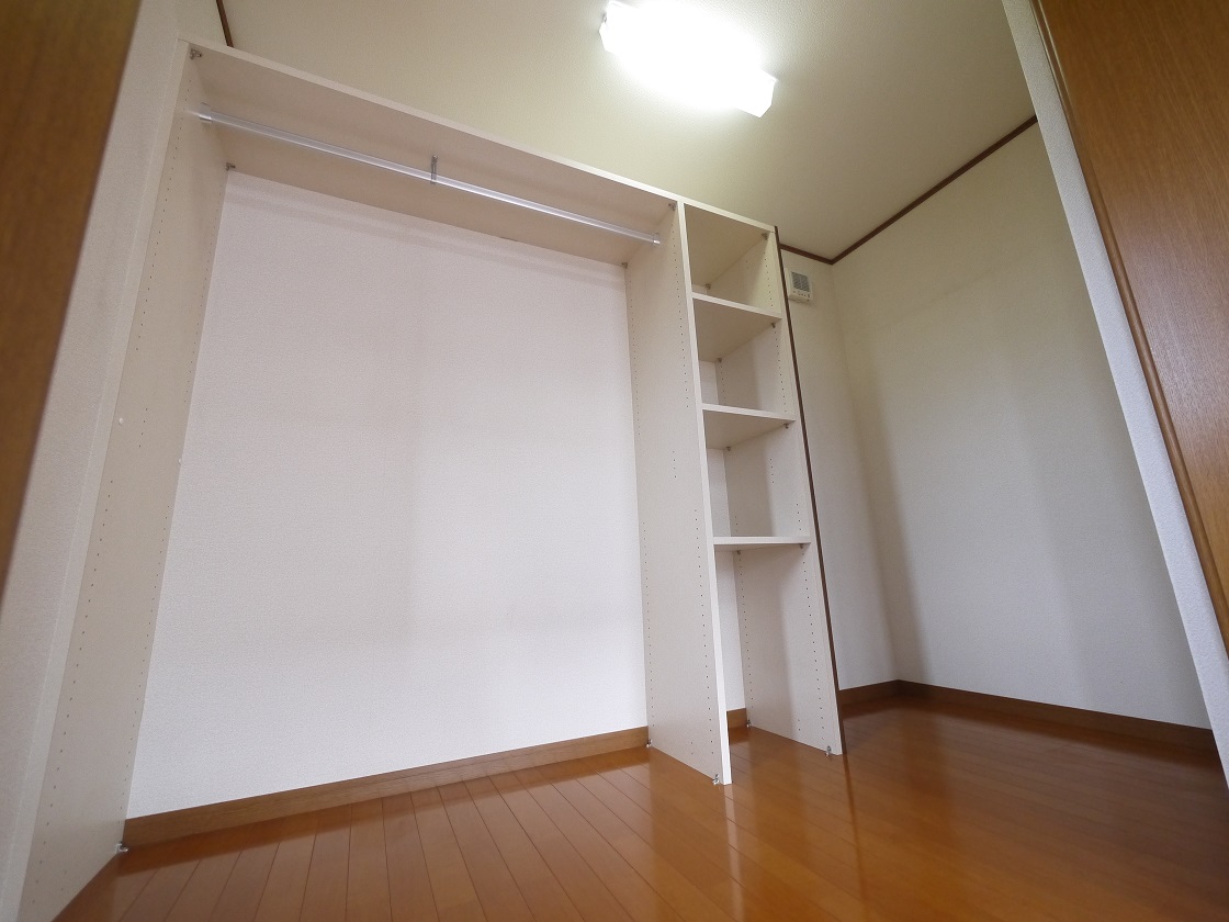 寝室には収納力豊富なウォークインクローゼットを設置 洋服や小物類など、目的に応じてすっきり美しい収納を実現します