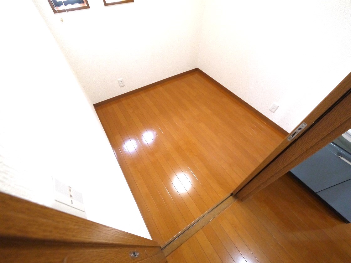 2階の納戸(2.5帖)は増えがちな季節の衣類や本、趣味の道具などもすっきりと片付きそう