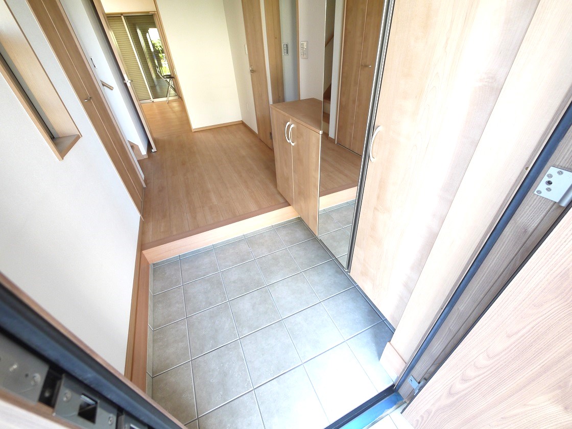 散らかりがちな玄関もスッキリの玄関収納付です