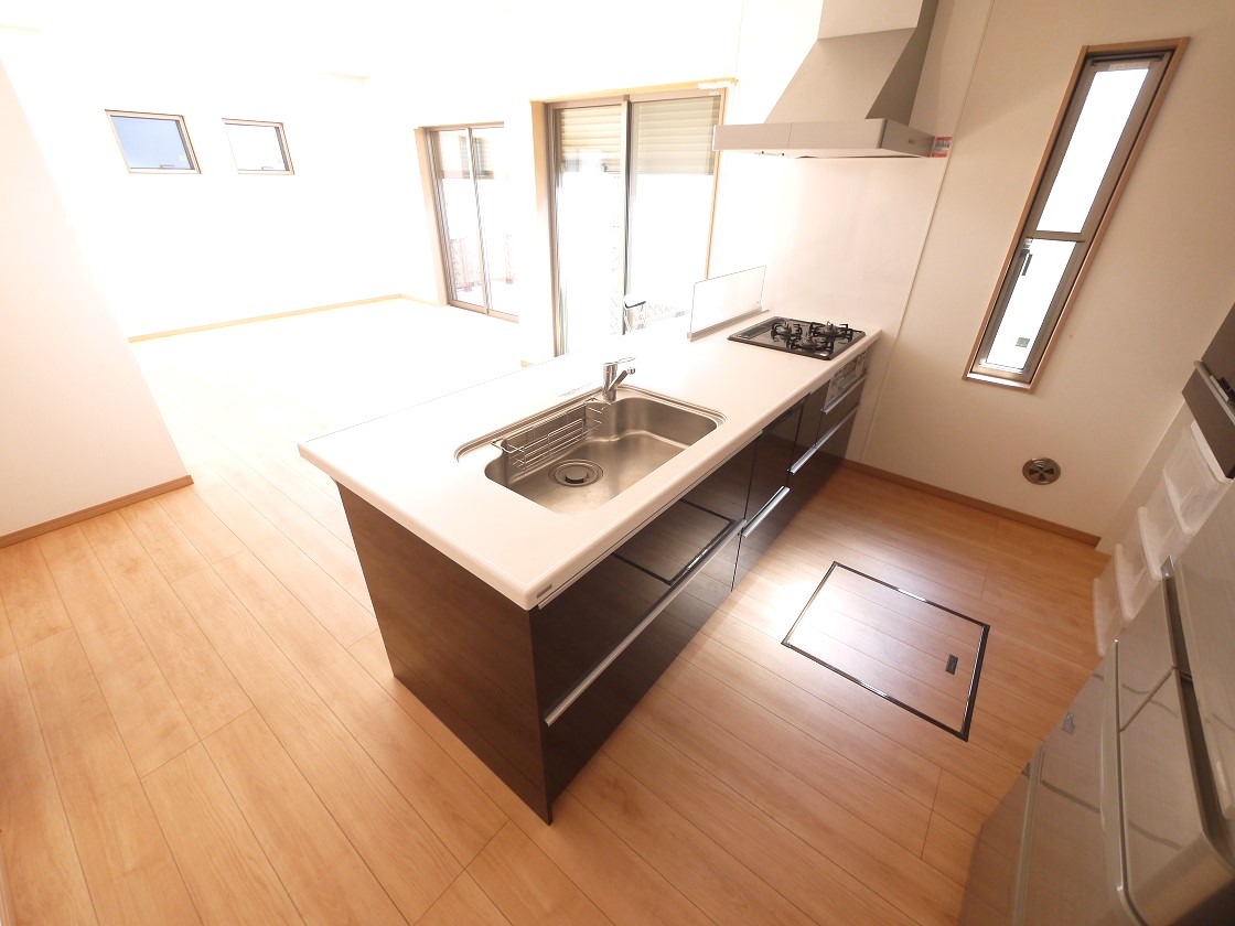 料理をしながらでもご家族と会話を楽しめる対面キッチンです