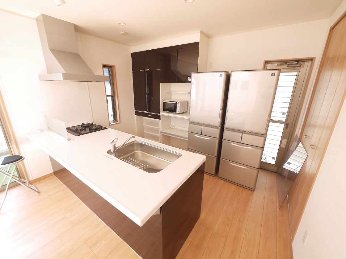 家族と会話が出来るコミュニケーションキッチンは収納便利なキャビネット付