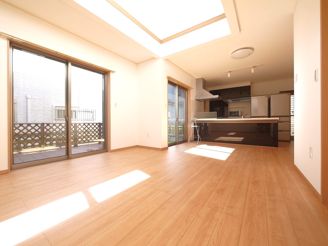 ご家族の会話がはずむ、吹き抜けのある開放的なLDKです