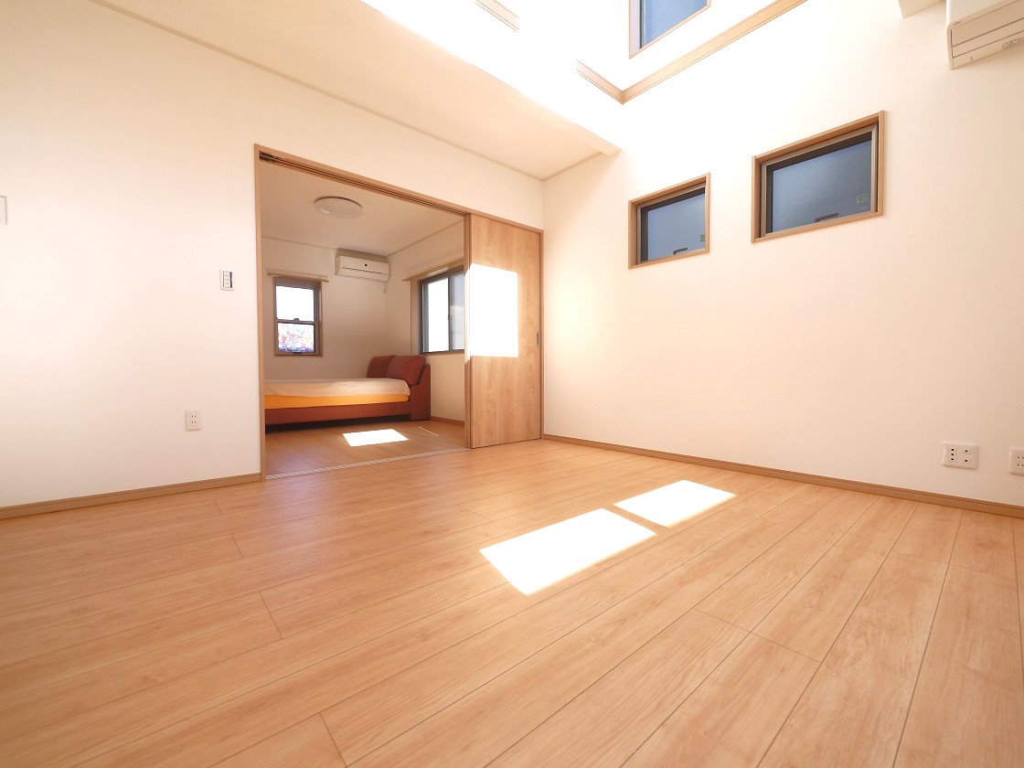 明るい陽差しが降り注ぐリビング ゆとりあふれる室内空間が心地よい暮らしを実現