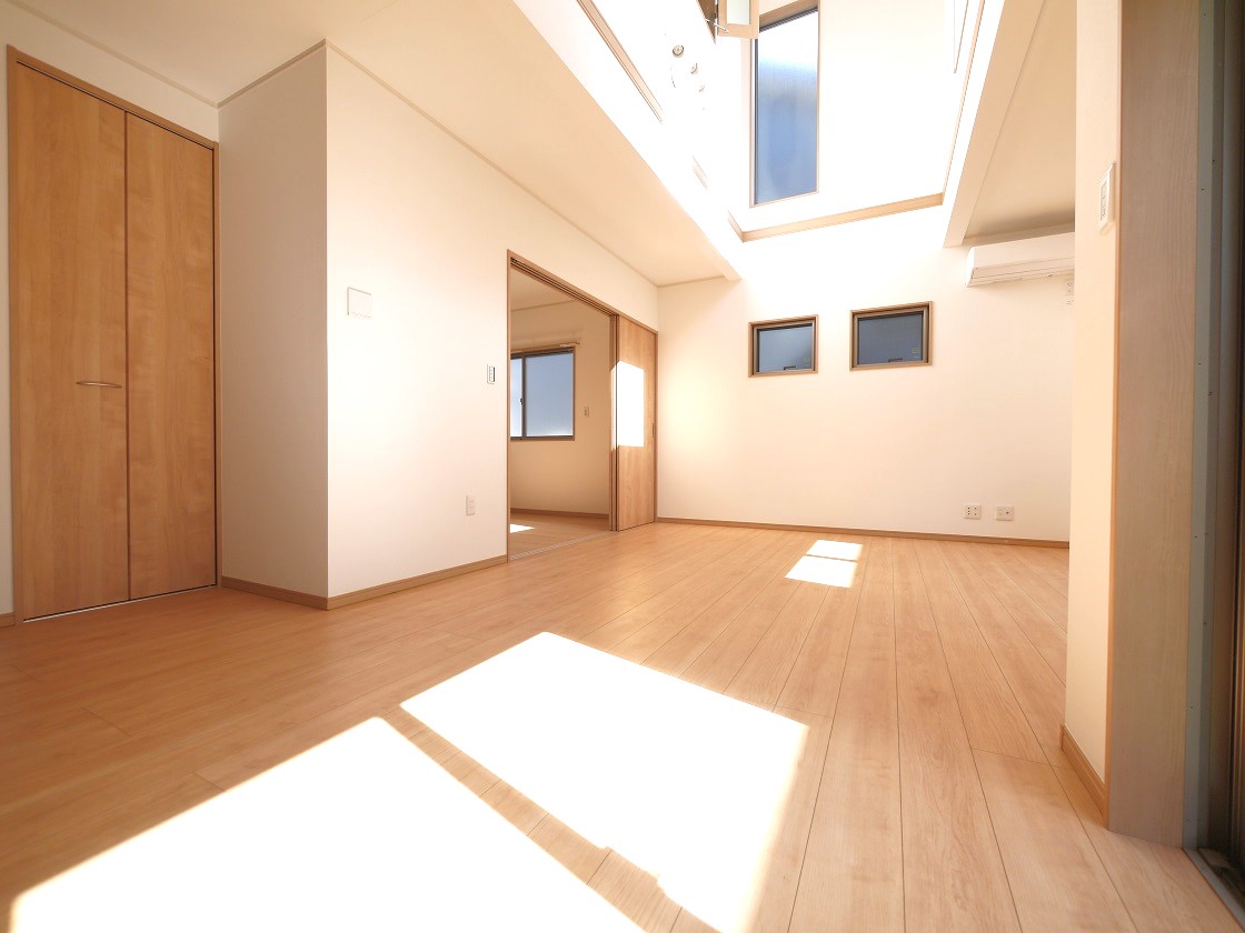 南からの陽光で、リビングが陽だまりの暖かさ、さらに爽やかな風も満喫