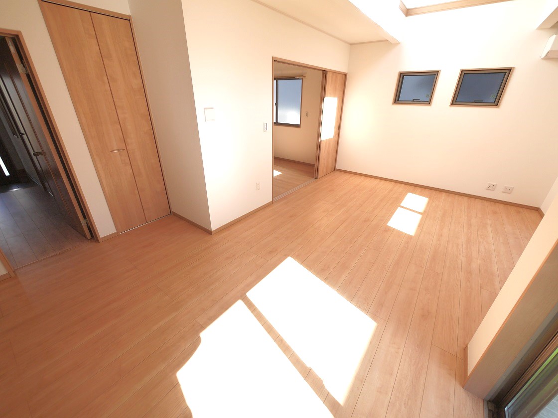 明るく暖かい陽射しがさんさんと降り注ぐリビングです