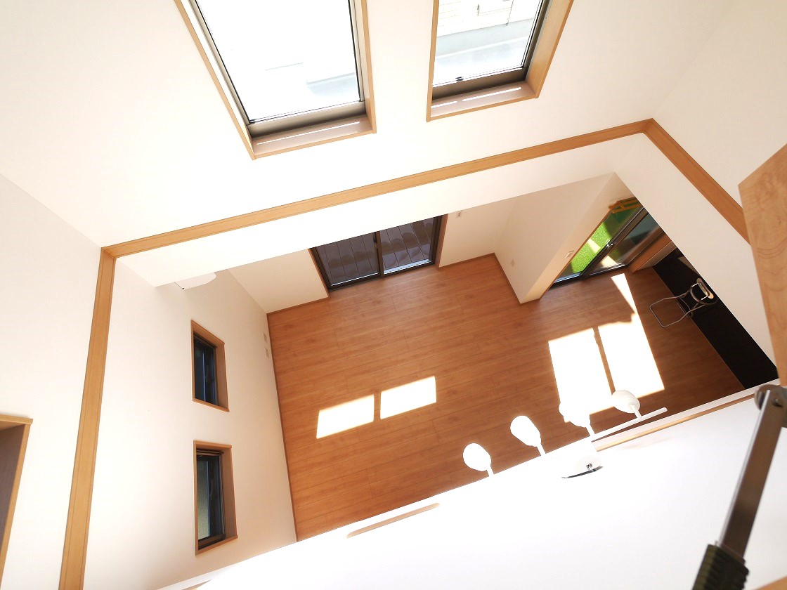 吹き抜けの光りで解放感を感じる生活