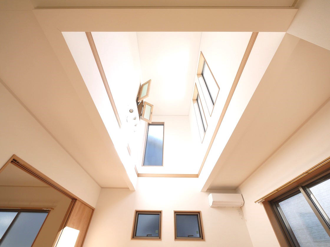 訪れる人に住空間の大きさを印象付ける、リビングの大きな吹抜け