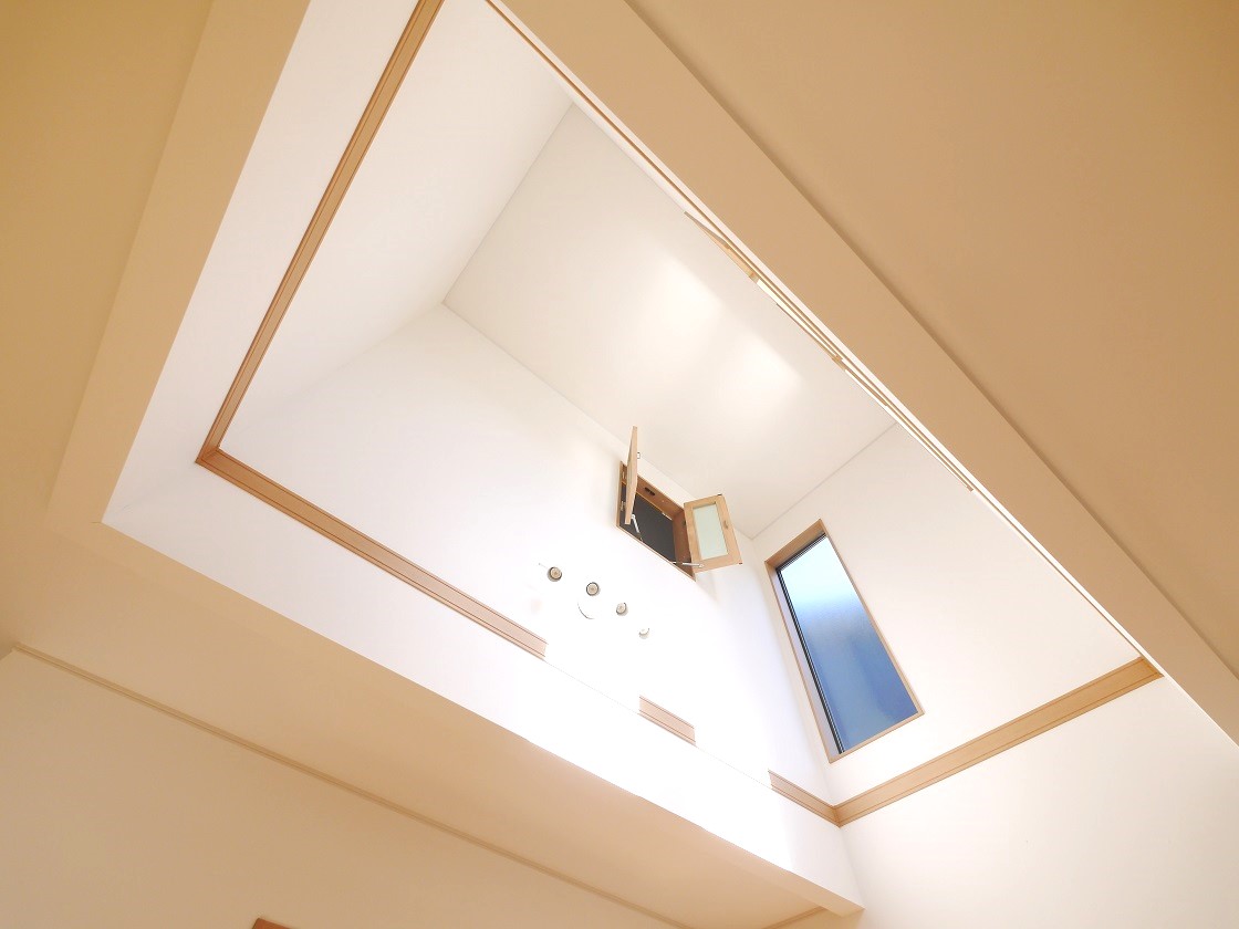 吹抜けのあるリビングはゆとりある空間で明るい陽射しが差込みます