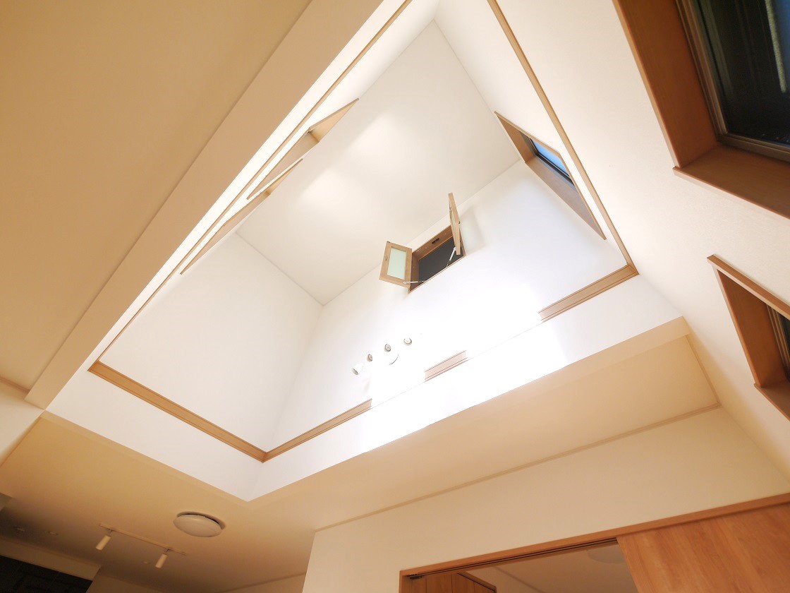 吹抜のある明るい広々リビングで団欒を