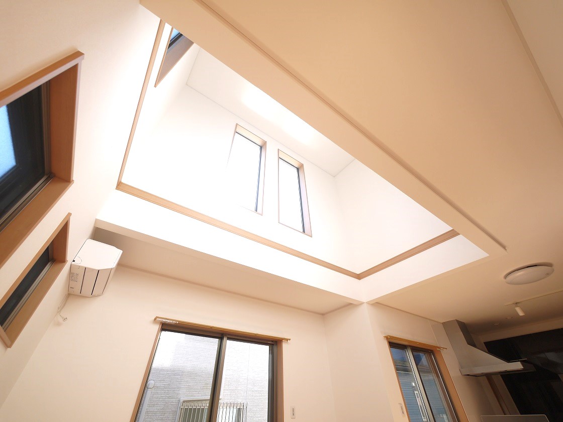 リビングの吹き抜けは高い開放感を味わえ、優雅な生活空間を演出します