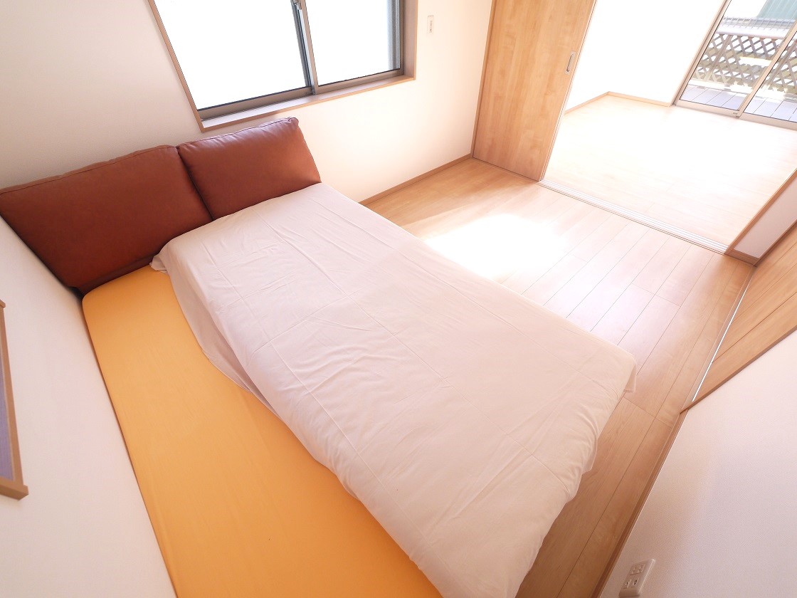 2WAYに使える6帖の洋室。仕切りを開ければリビングと一体に。閉じれば独立した洋室に。お客様の宿泊にも対応できる頼もしい空間です。