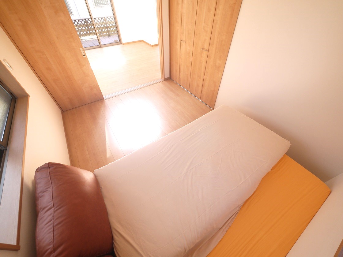 仕切りを開けると家族団らんの開放的空間。閉めれば固有のスペースが作れます