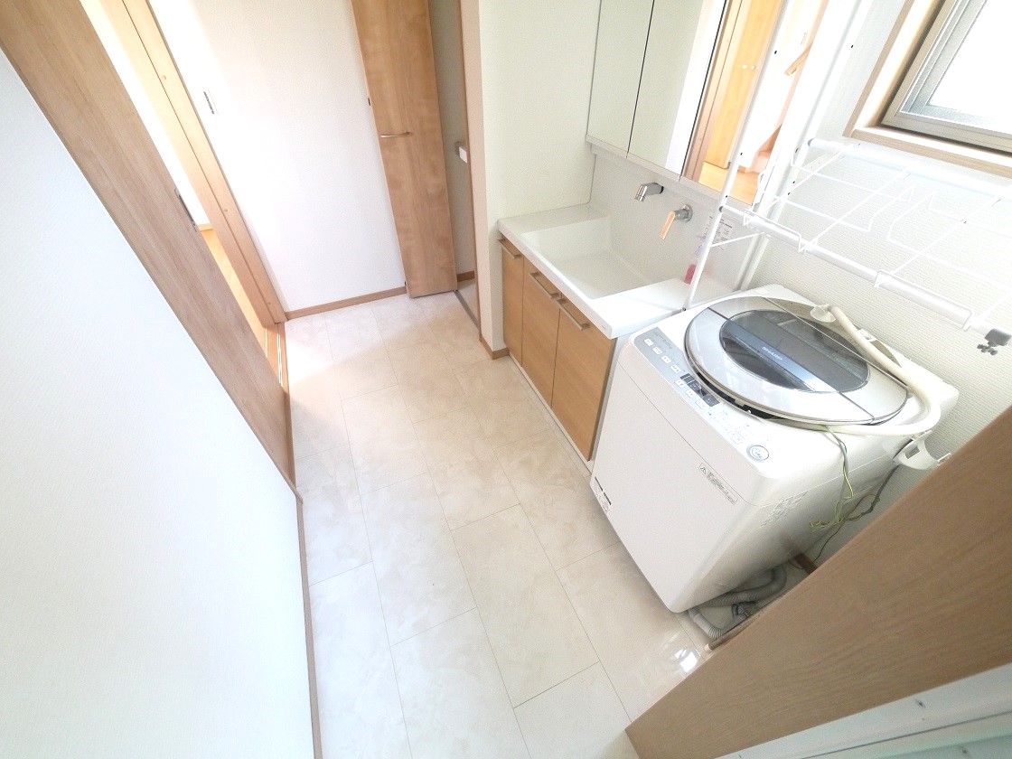 ゆとりの洗面スペースで朝の身支度もスムーズに