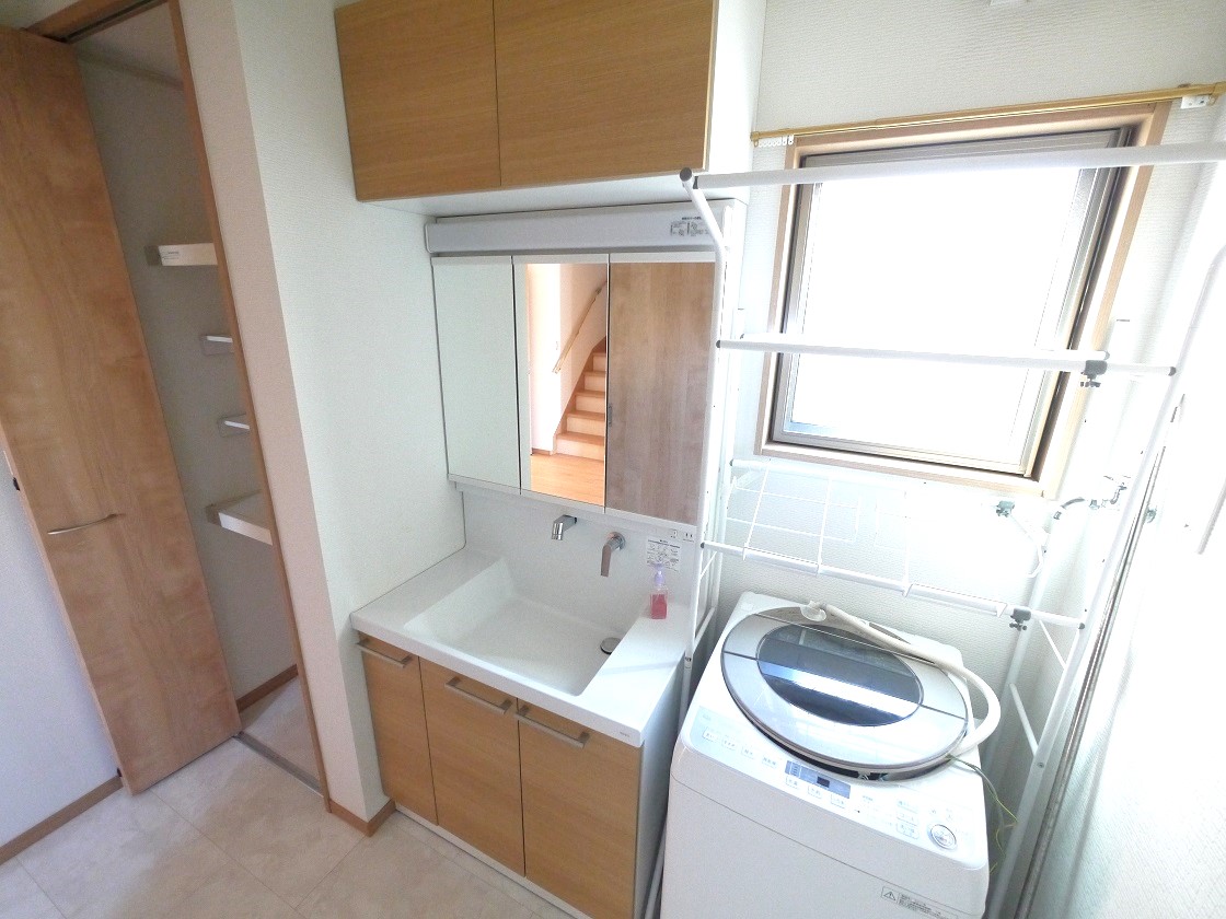 暮らしを快適に変えるシャワー付洗面台です