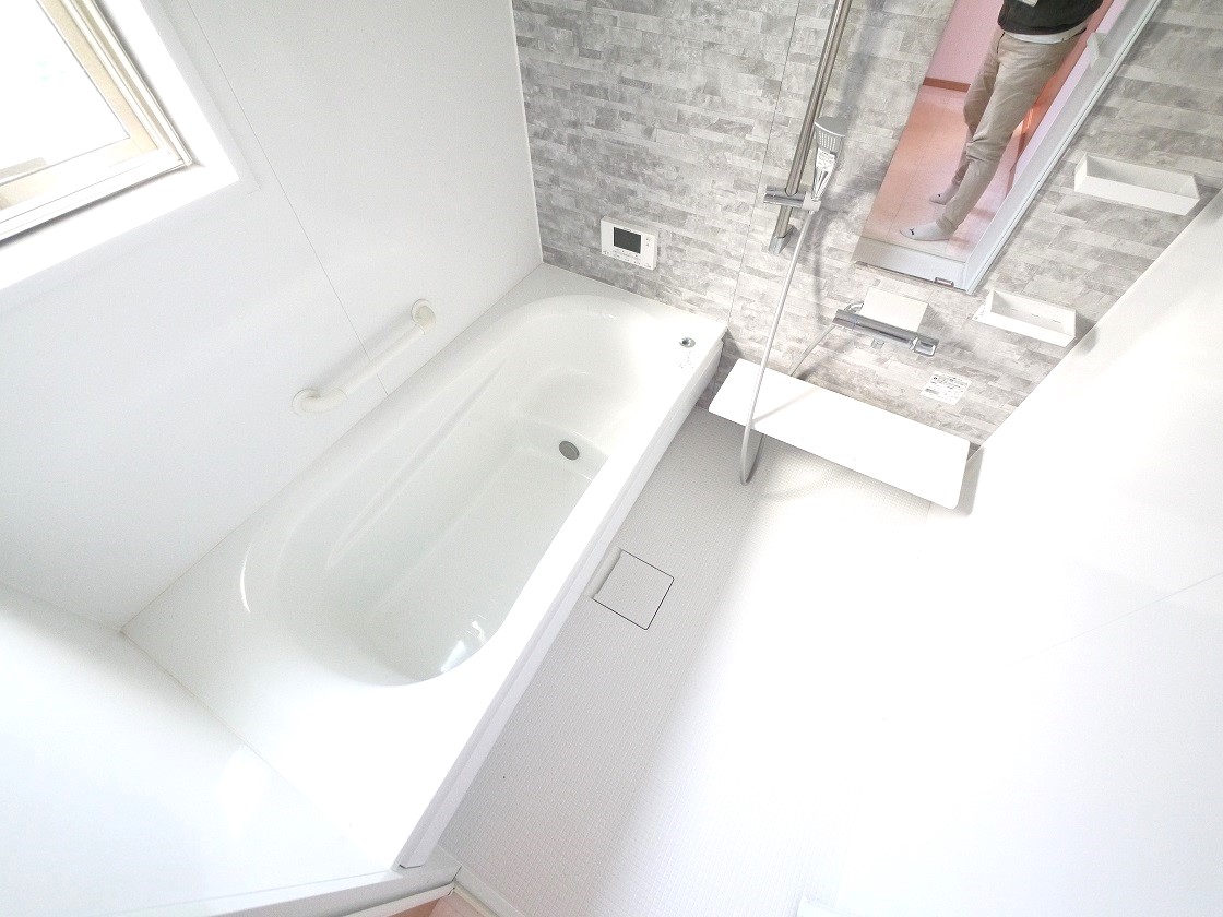 1坪以上広さを設けた浴室でゆったりバスタイム 雨の日のお洗濯にも大活躍な浴室乾燥機付