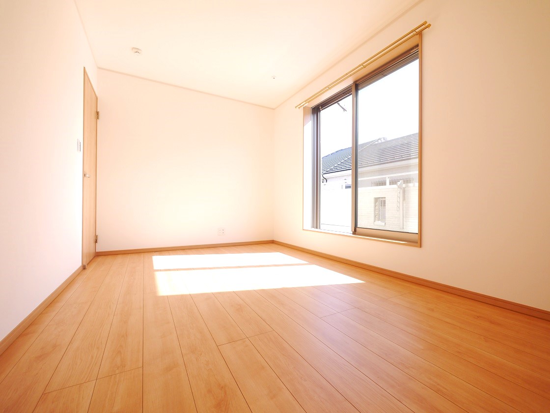 寛ぎの時間を紡ぎだす7.5帖の主寝室。大型ベッドを置いても余裕があります