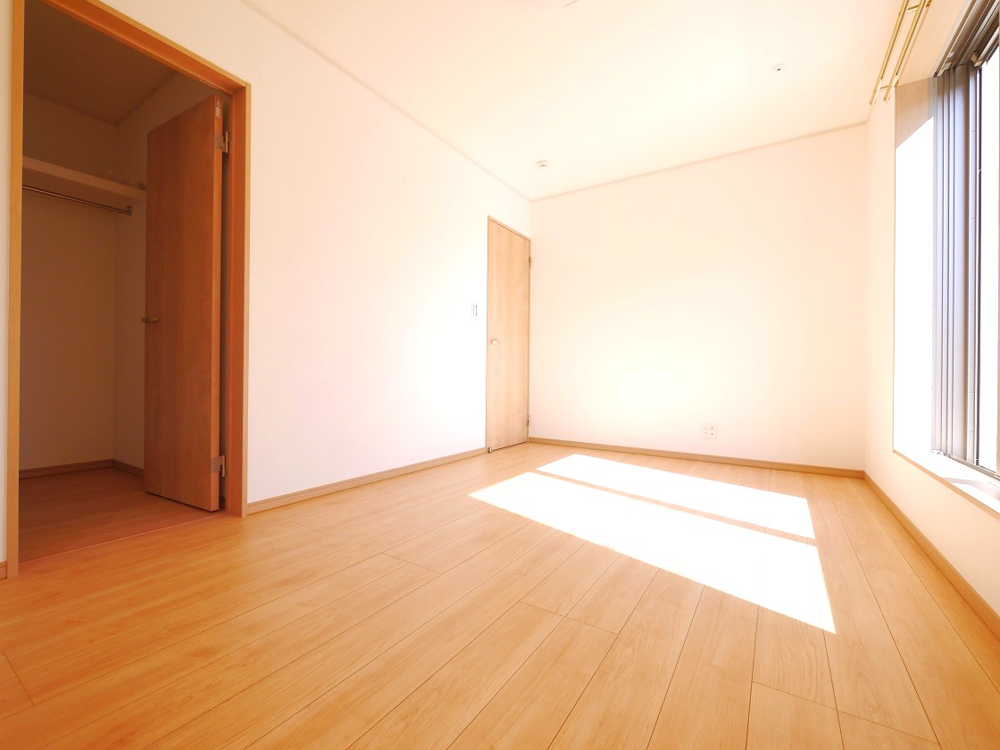 朝日がやさしく差し込むベッドルームには大容量のウォークインクローゼットをご用意。