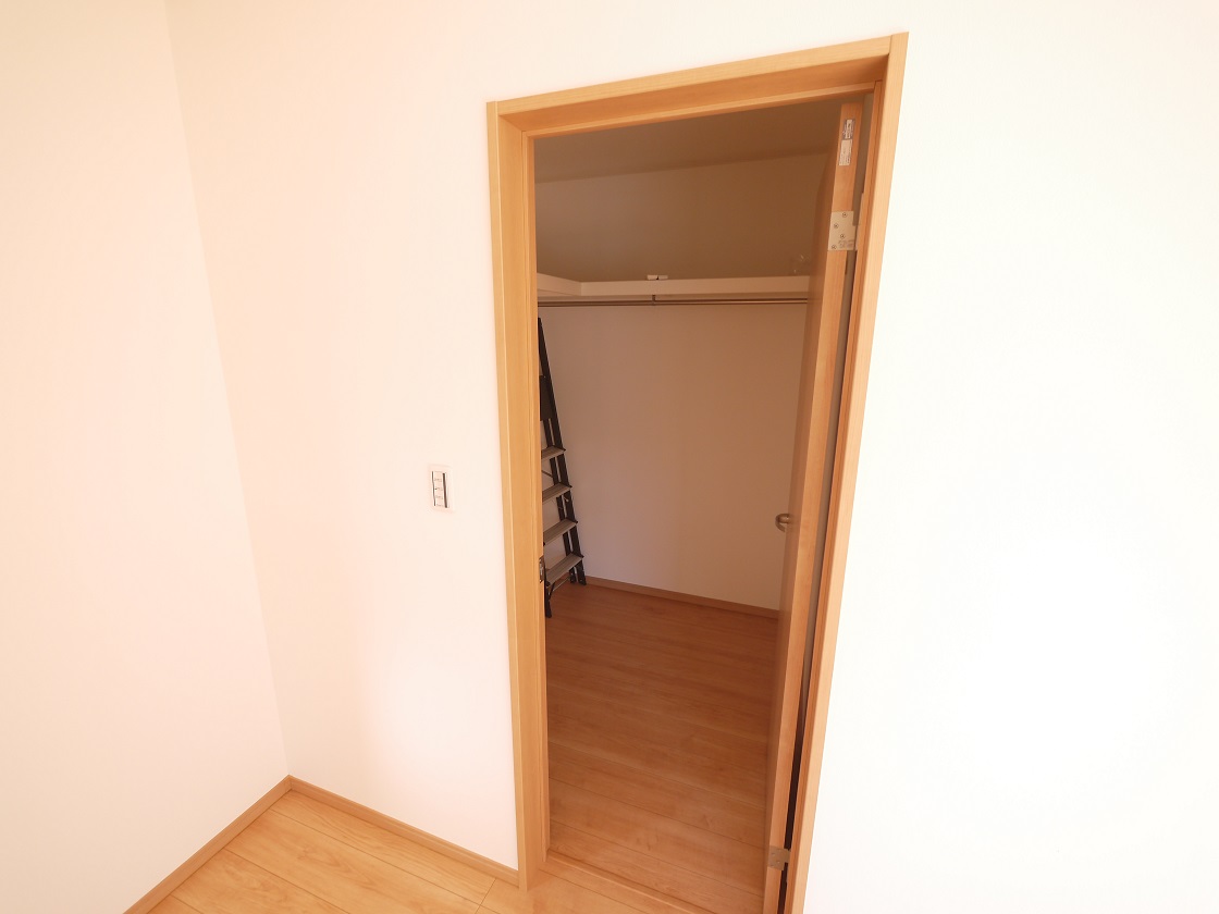 収納便利なウォークインクローゼットを備えた 2F洋室7.5帖