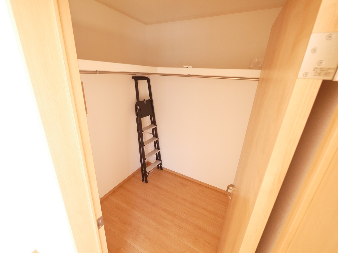 たっぷりの収納力を備えたウォ−クインクローゼットです