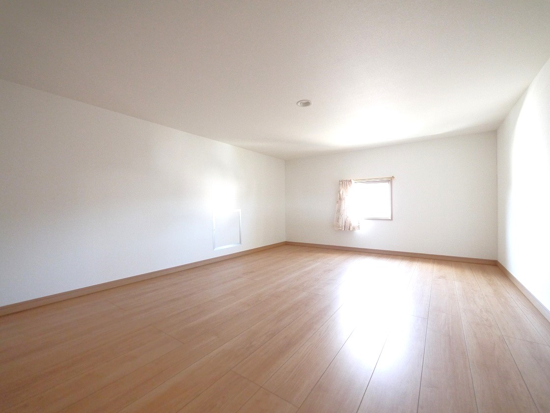 収納力豊富な小屋裏収納は洋服や小物類など、目的に応じてすっきり美しい収納を実現します