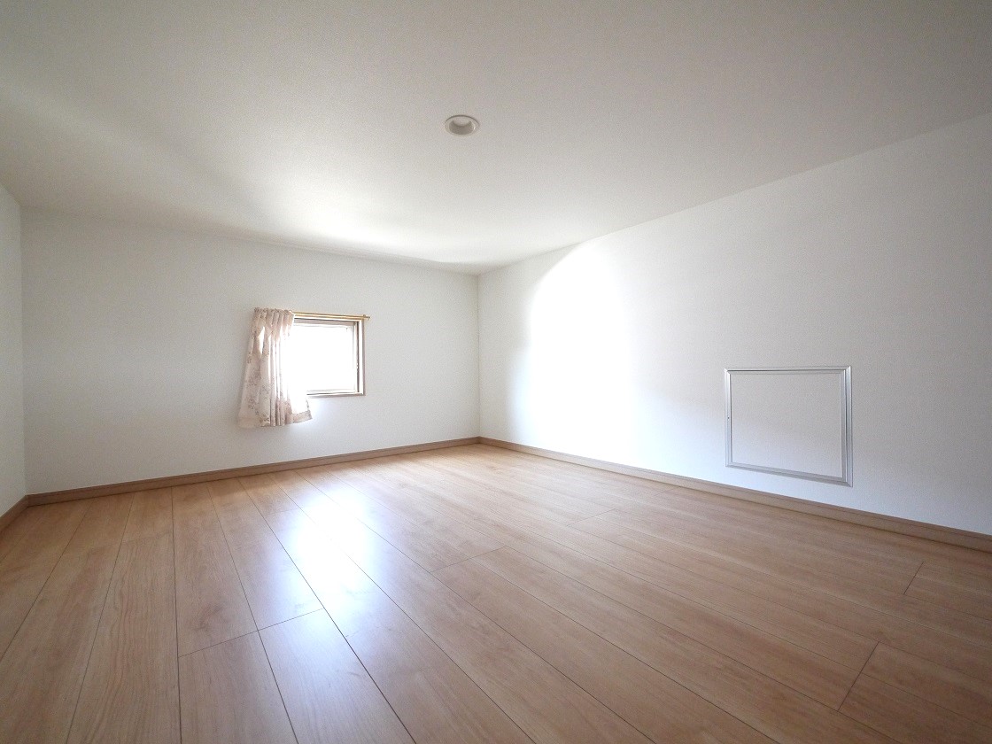 6帖もある小屋裏収納は広々した空間は日常のものから趣味の道具まで様々なものを収納してくれます。