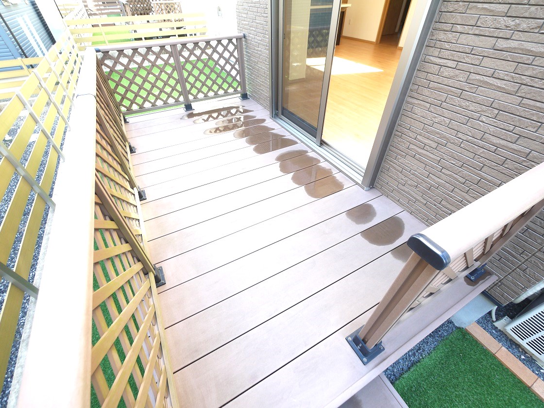 リビングつながりのウッドデッキでくつろぎの空間です