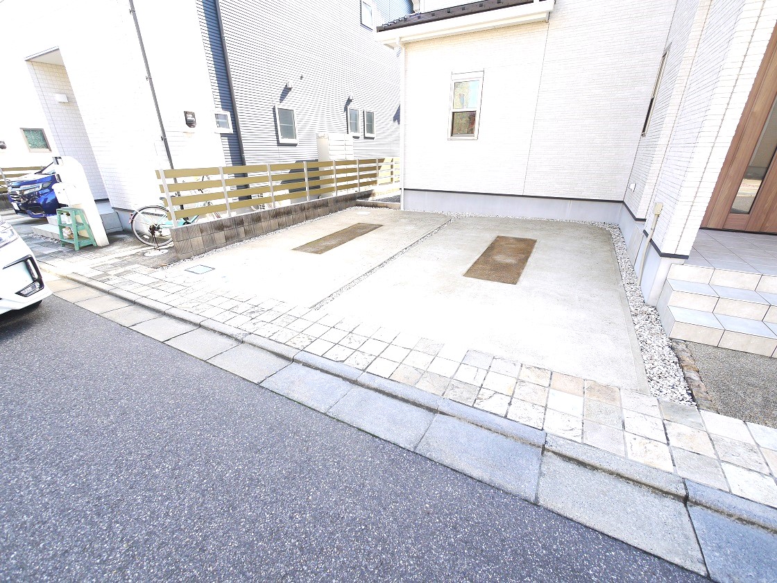 駐車が苦手なママにも嬉しい前面6m道路に面したカースペースです