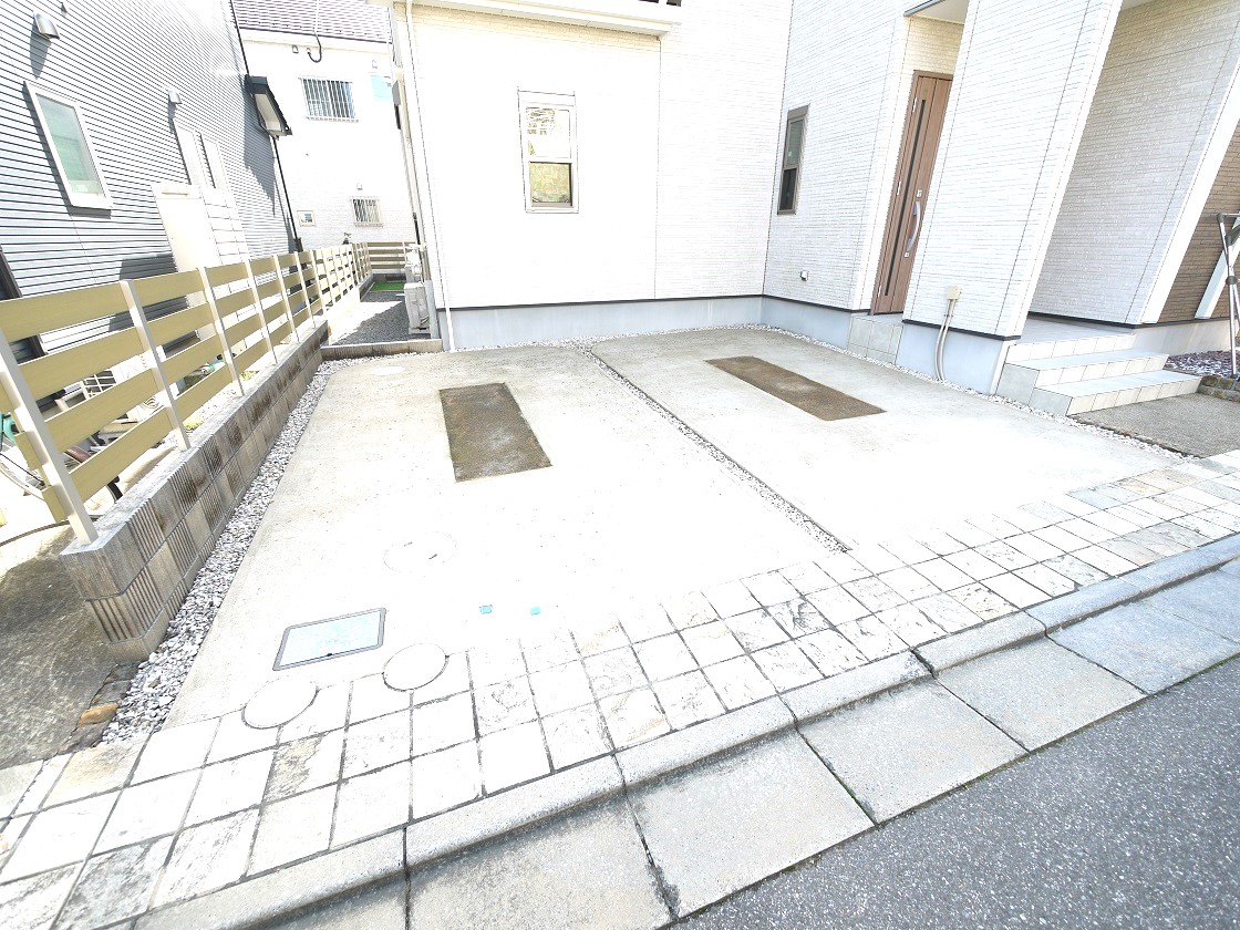 並列2台駐車可能なゆとりのカースペースです