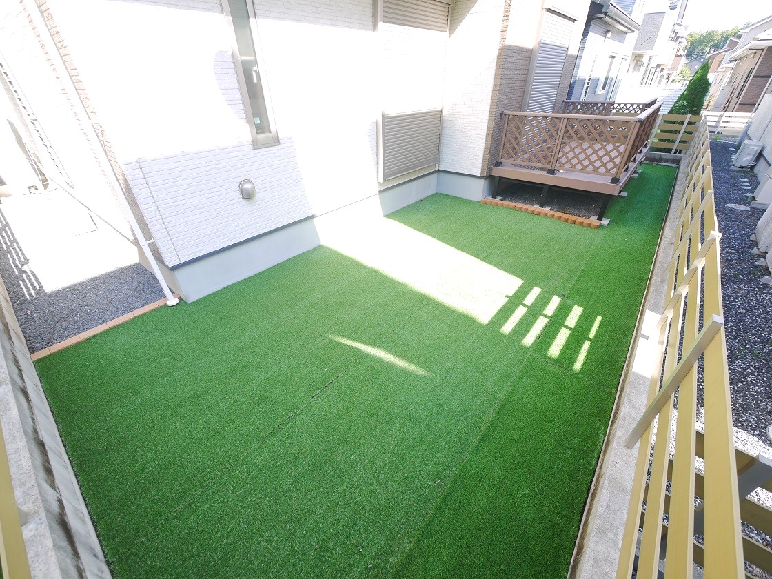 お庭にはお手入れ入らずの人工芝