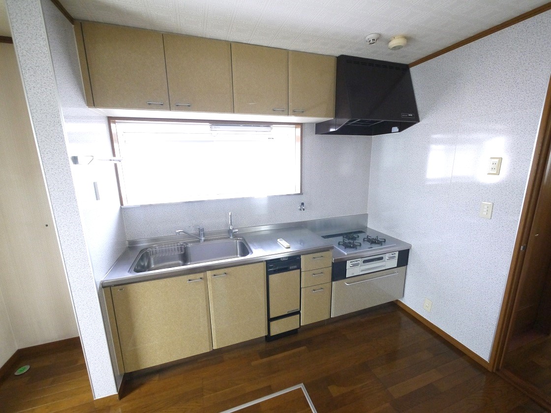 窓があり、暖かな陽が差し込みます。使い勝手の良いシステムキッチンです