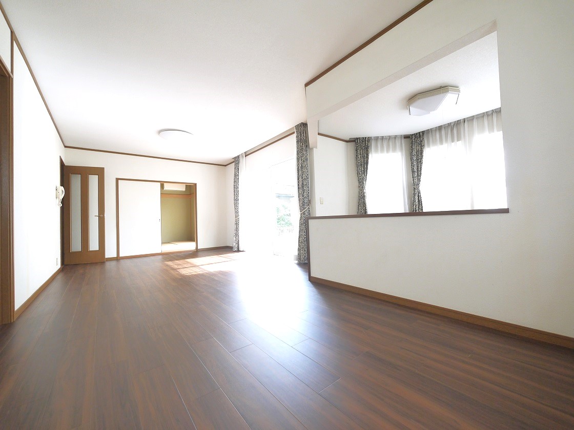 隣り合う和室を開放すれば、ひときわ広々とした空間になるリビングです