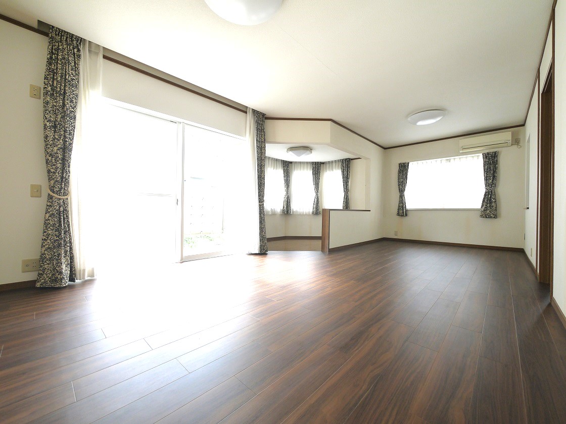 ご家族みんながゆったりくつろげる広々リビングです