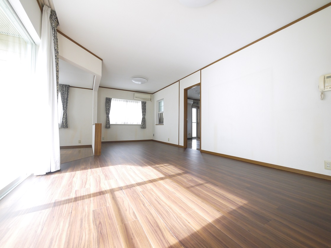 明るい陽差しが降り注ぐリビング ゆとりあふれる室内空間が心地よい暮らしを実現