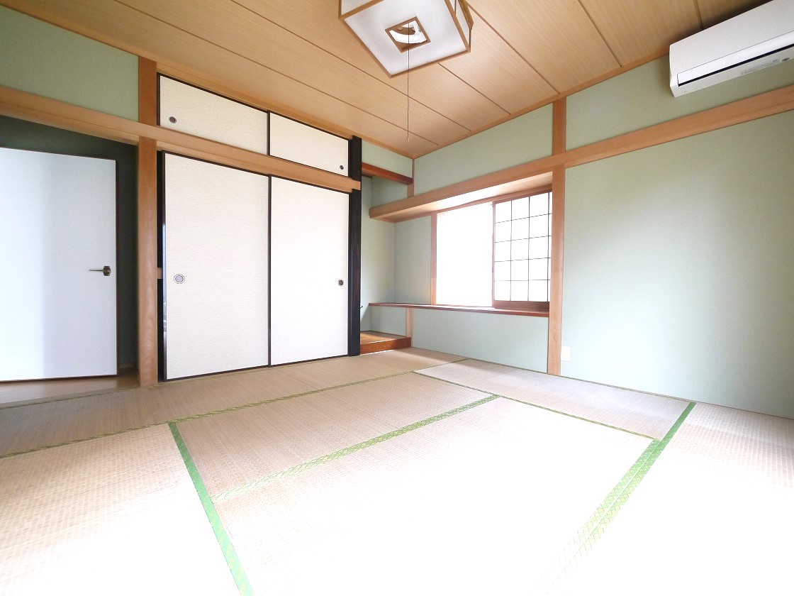 採光の良い8帖の和室はのんびりと寛げる空間