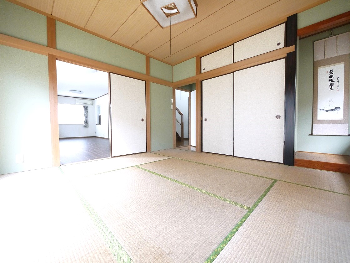 2WAYに使える和室。ふすまを開ければリビングと一体に。閉じれば独立した8帖の和室に。お客様の宿泊にも対応できる頼もしい空間です。