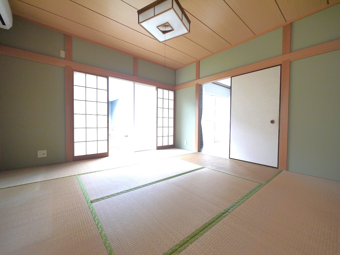 仕切りを開けると家族団らんの開放的空間。閉めれば固有のスペースが作れます