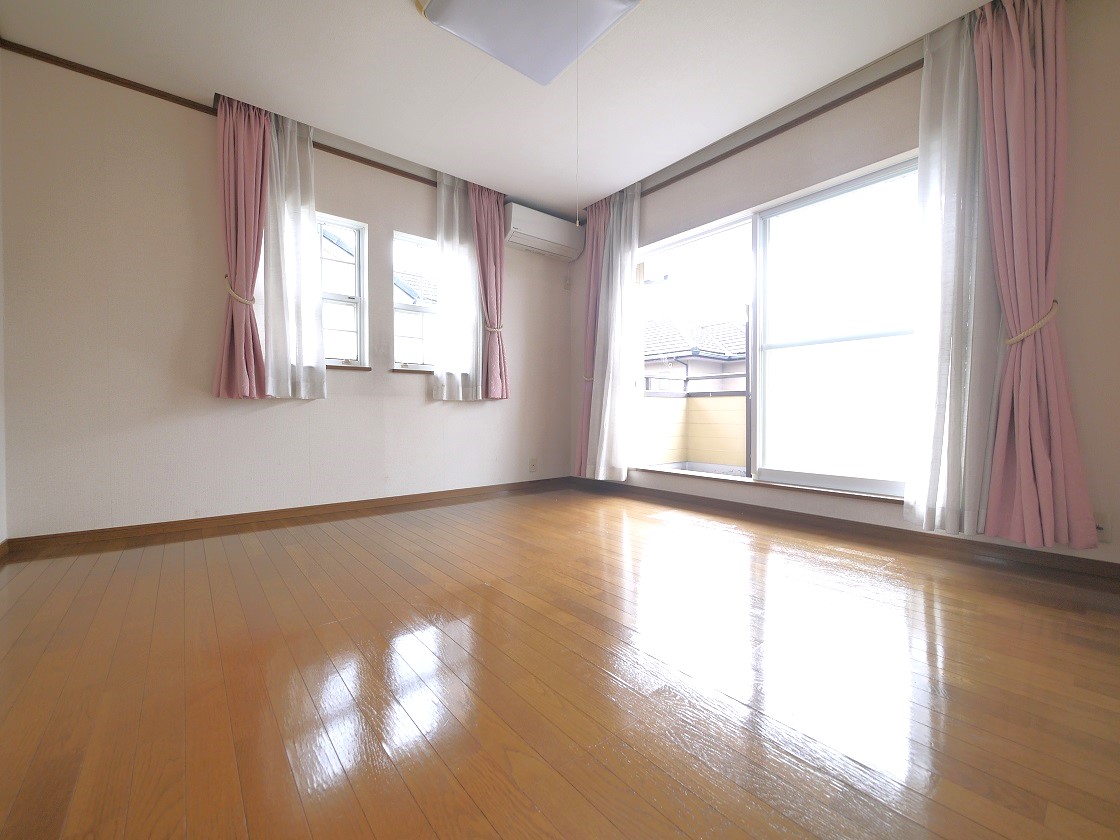 ご夫婦お二人のプライベートシーンを演出する、やすらぎとくつろぎの空間 2F洋室8帖です