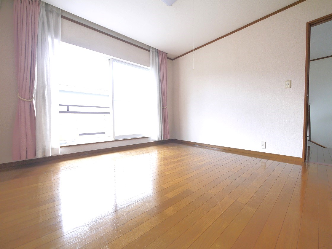 寛ぎの時間を紡ぎだす8帖の主寝室。大型ベッドを置いても余裕があります