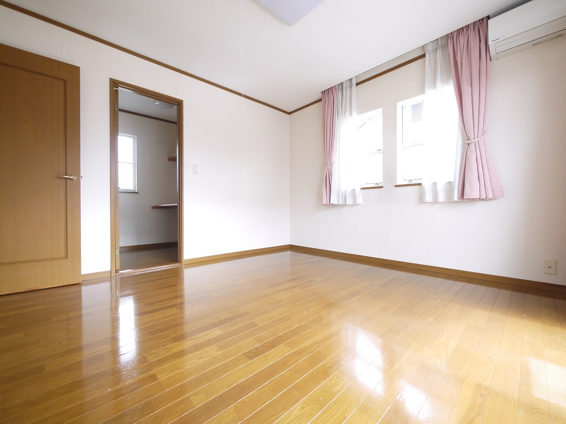 朝日がやさしく差し込む8帖のベッドルームには大容量のウォークインクローゼットをご用意。