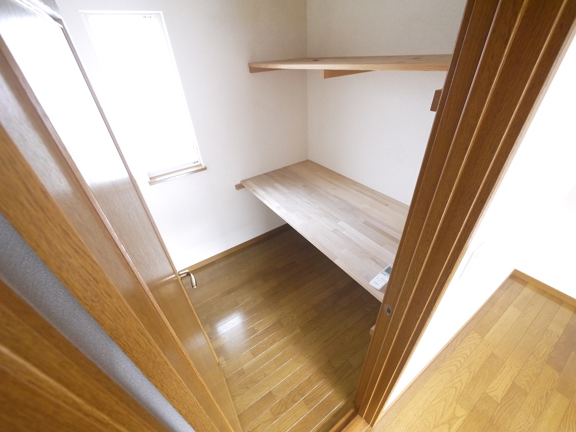 寝室には収納力豊富なウォークインクローゼットを設置 洋服や小物類など、目的に応じてすっきり美しい収納を実現します