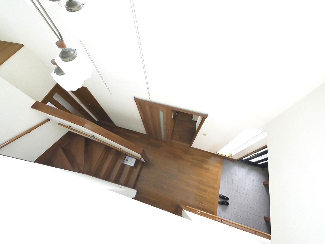 吹き抜けの光りで解放感を感じる玄関です