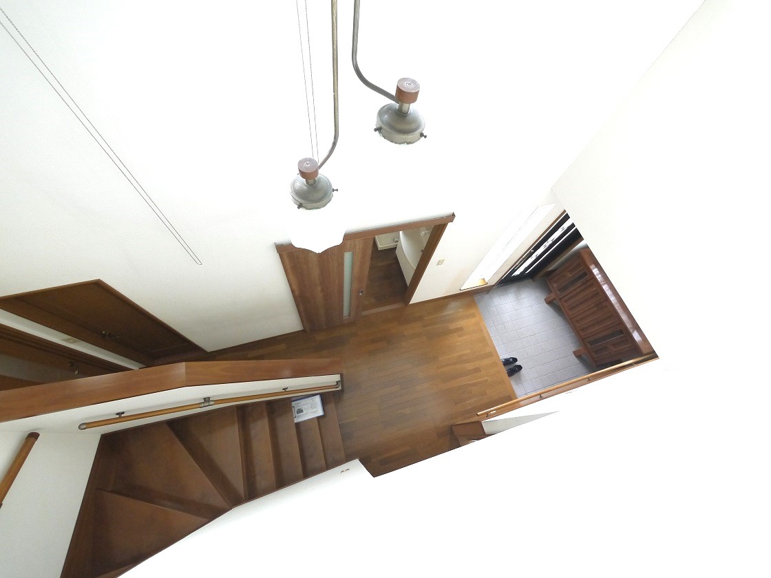 吹抜のある明るい広々とした玄関です