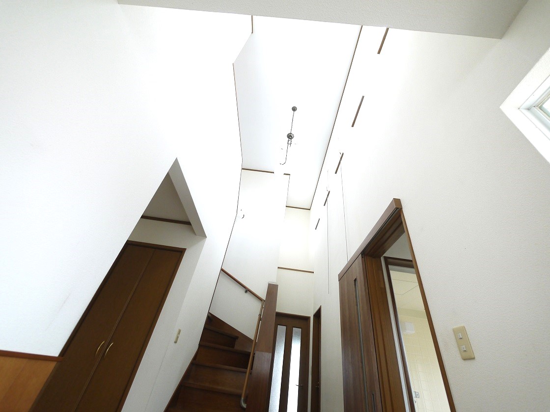 訪れる人に住空間の大きさを印象付ける、玄関の大きな吹抜けです