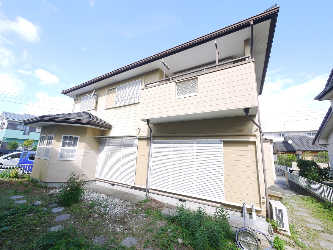 温かな陽射しがこぼれ風が通り抜ける住まい