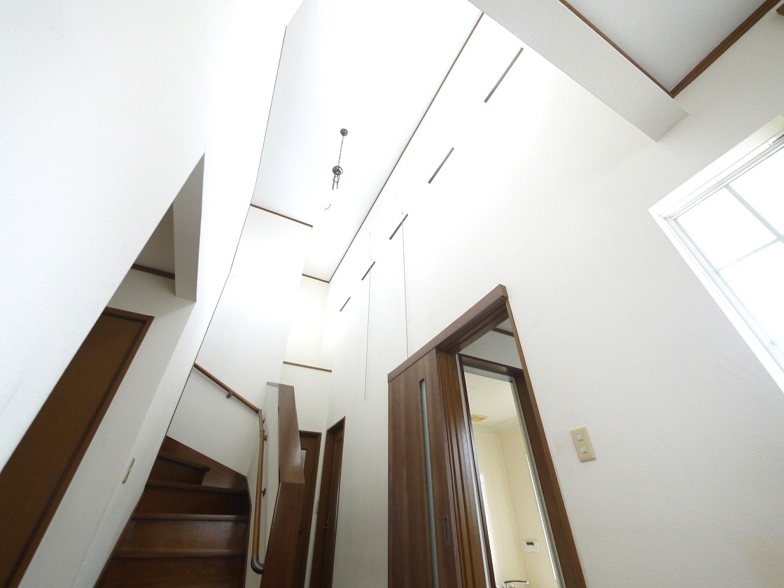 吹き抜けが玄関を照らし出す明るい邸宅