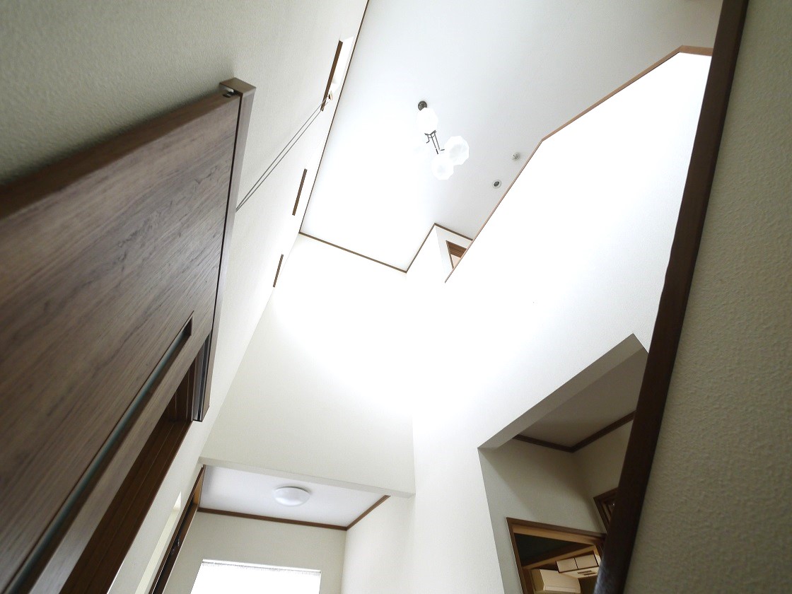 吹抜けのある玄関はゆとりある空間で明るい陽射しが差込みます