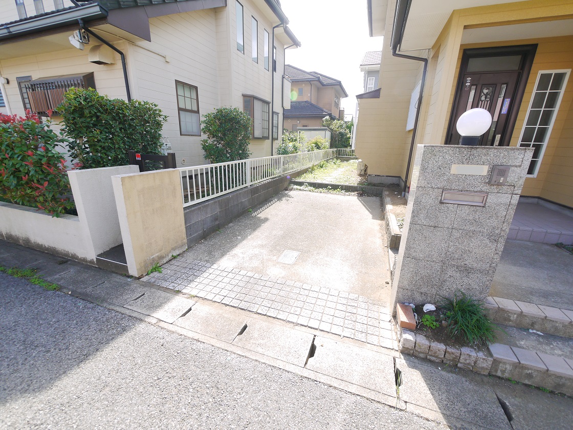 駐車が苦手なママにも嬉しい前面6m道路に面したカースペースです