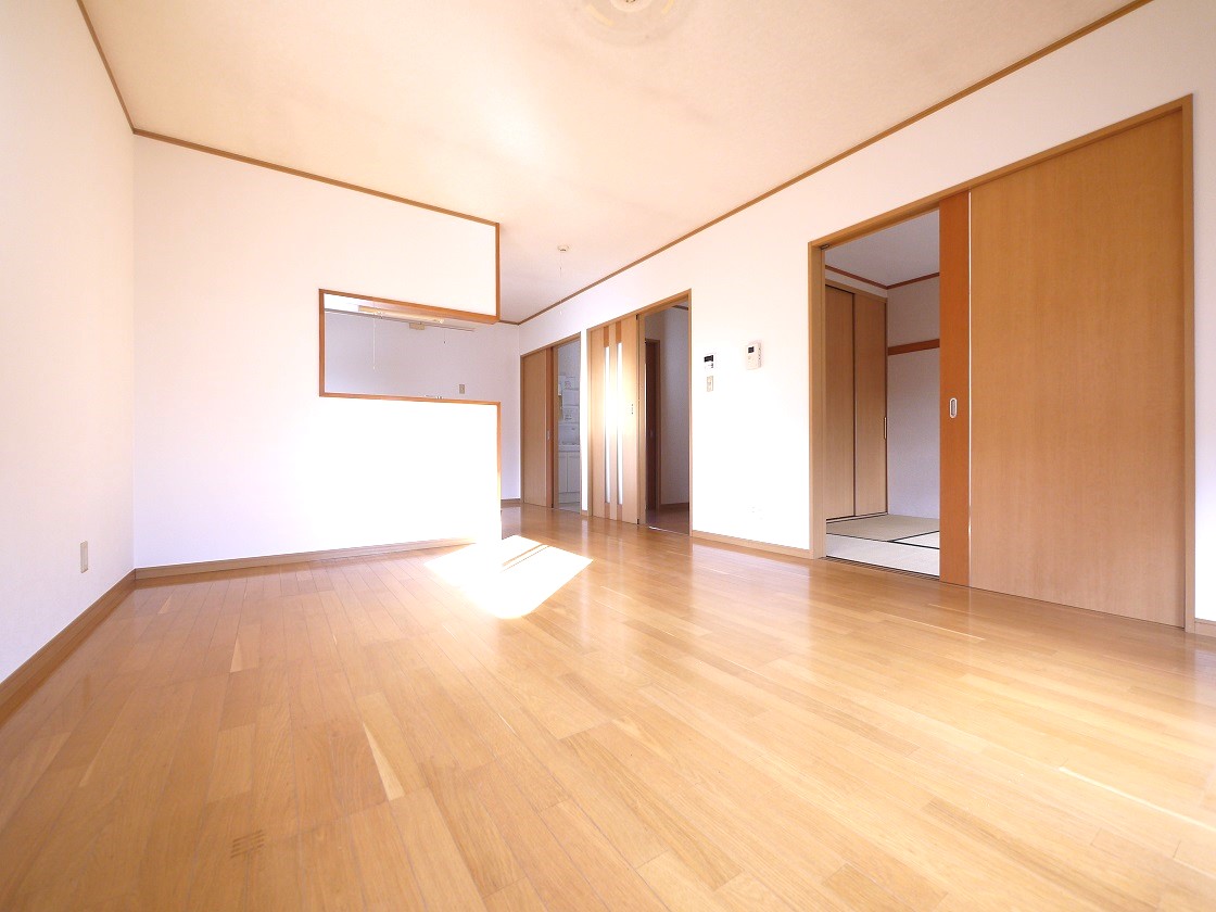 隣り合う和室を開放すれば、ひときわ広々とした空間になるリビングダイニング。