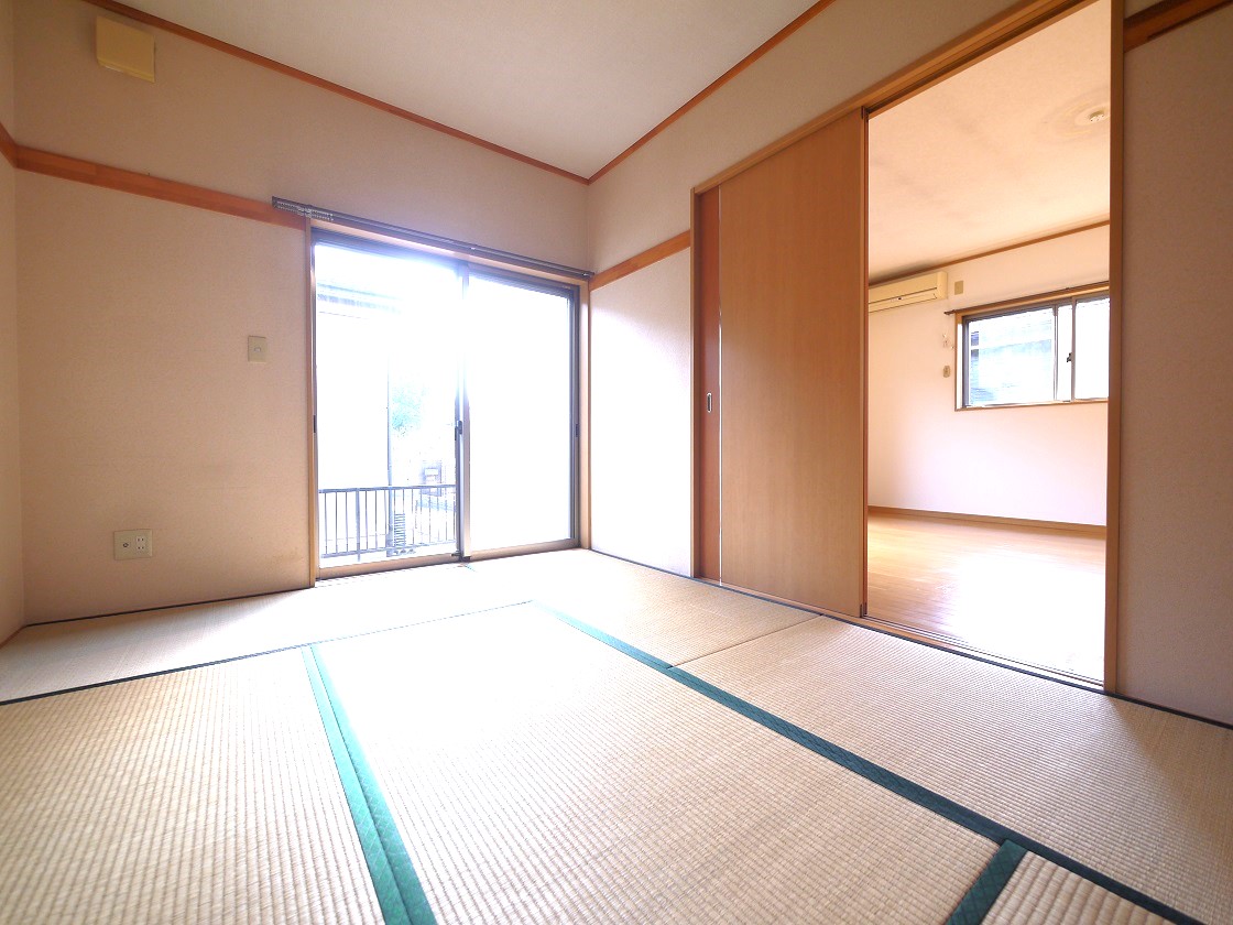 2WAYに使える和室。ふすまを開ければリビングと一体に。閉じれば独立した6帖の和室に。お客様の宿泊にも対応できる頼もしい空間です。